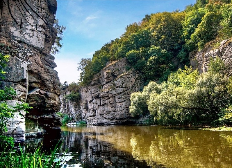 Букский каньон, скалы Довбуша и живописный меловой массив: топ-5 мест для скалолазания в Украине