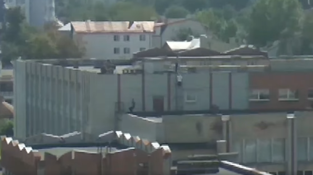 Во Львове подростки устроили экстремальную пробежку по краю крыши (видео)