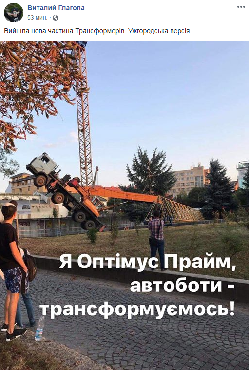 &quot;КамАЗ стал на дыбы&quot;: в центре Ужгорода упал строительный кран (видео)