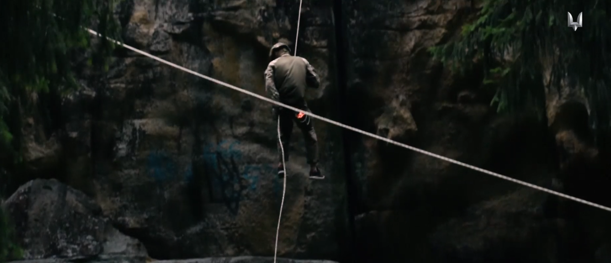 "Крізь вогонь та воду": українські військові показали гірську підготовку (вражаюче відео)