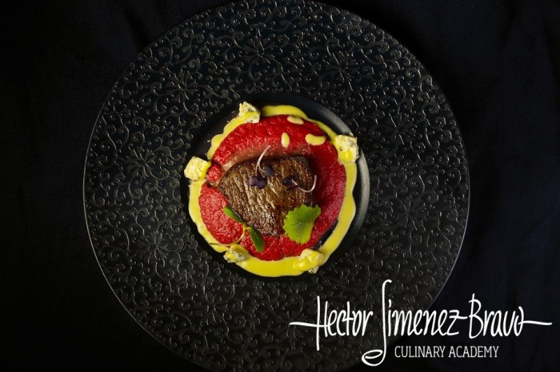 Стейк из телятины со сливово-яблочным кремом от Эктора Хименес-Браво