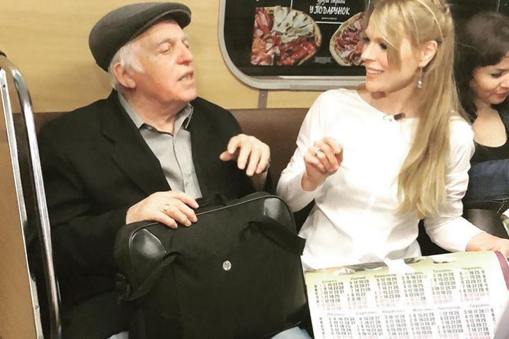 &quot;Скоро детали&quot;: Ольгу Фреймут застали в метро за странным занятием