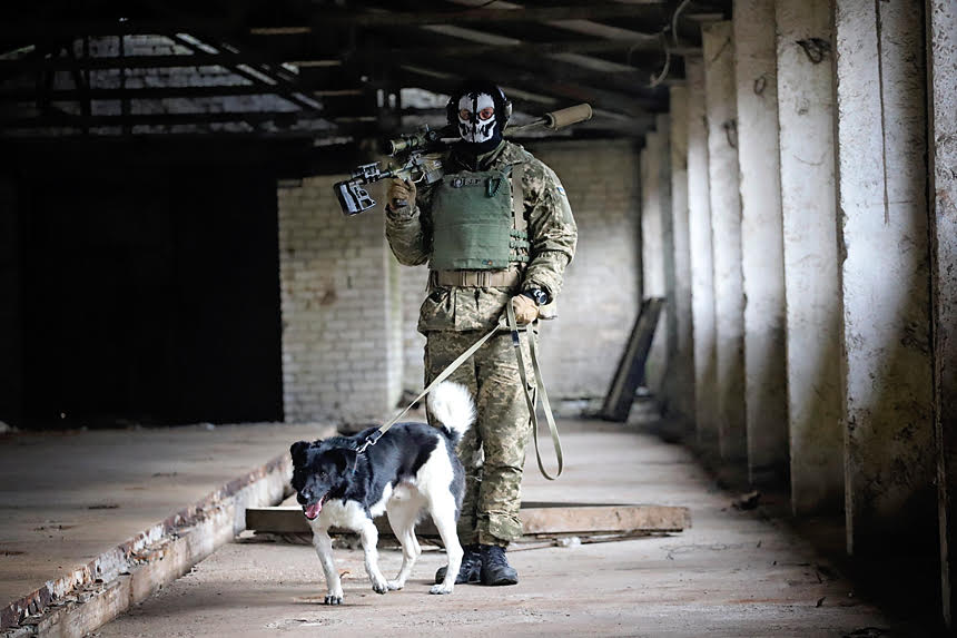 Українські воїни знялися з безпритульними тваринами, щоб допомогти знайти їм родину: милі фото