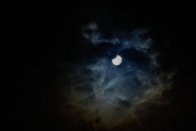 В сети появились свежие фото солнечного затмения, сделанные по всему миру