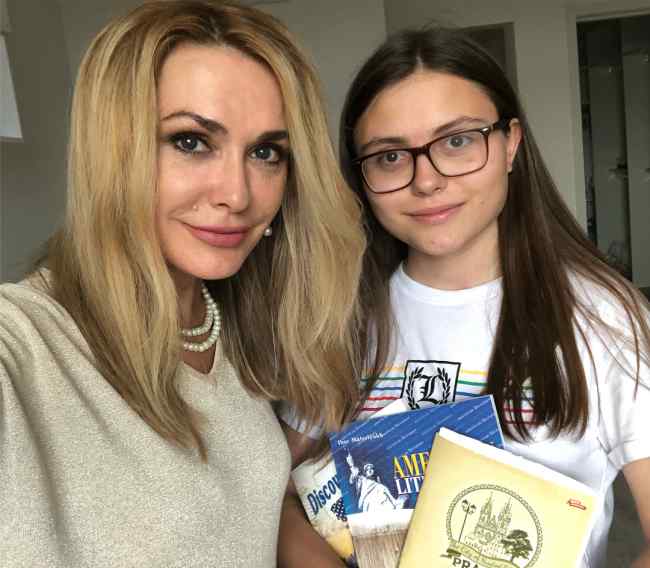 Звездные родители первоклассников: кто из знаменитостей отвел детей в школу (фото)