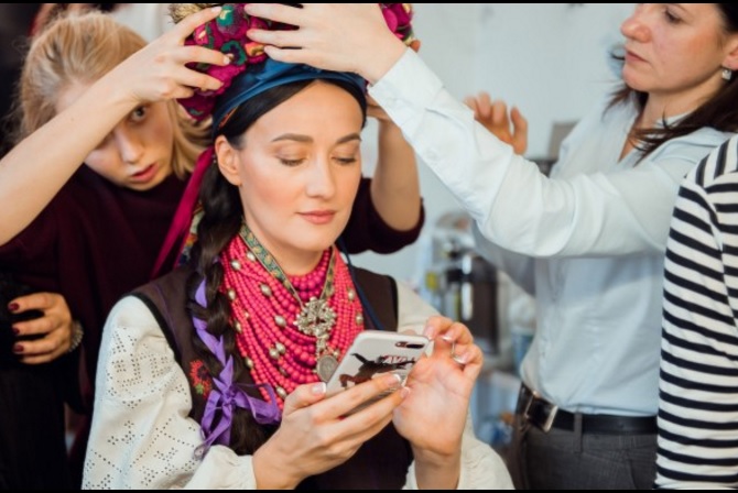 Украинские ведущие надели шикарные украинские костюмы