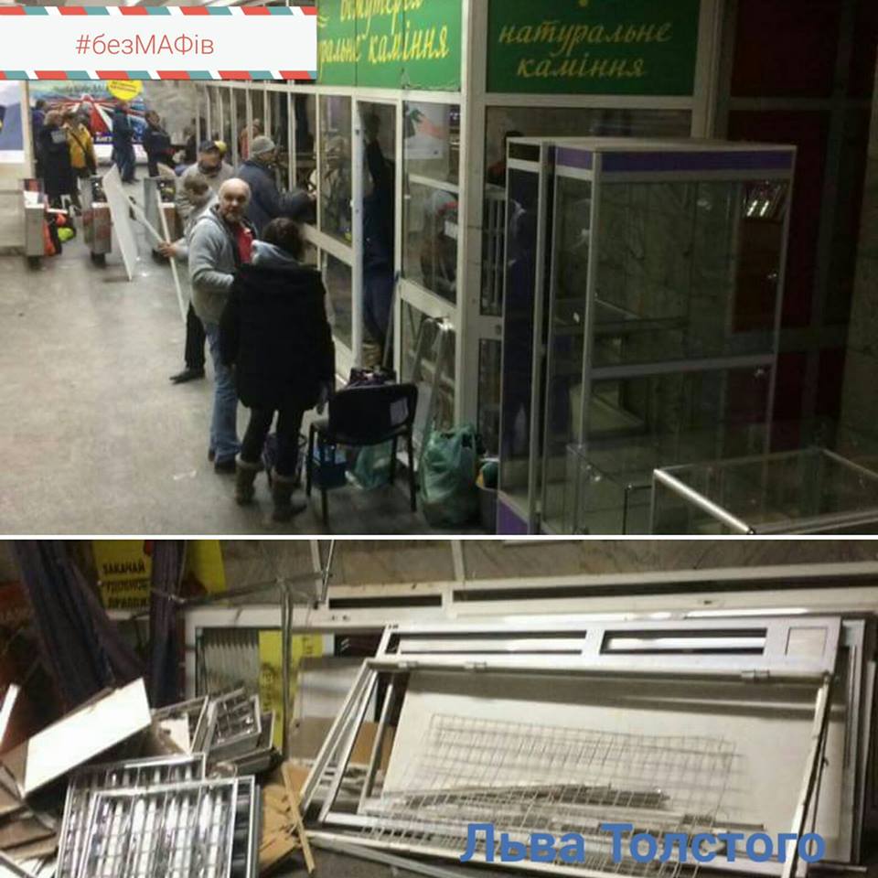 "Пробачте всі": у центрі Києва на станції метро знесли МАФи