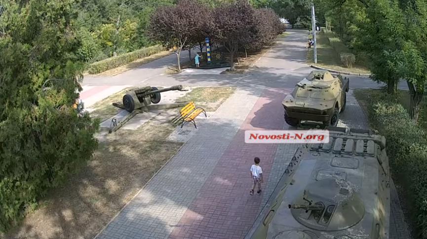 В Николаеве пожилая женщина разрисовала свастикой памятник пограничникам