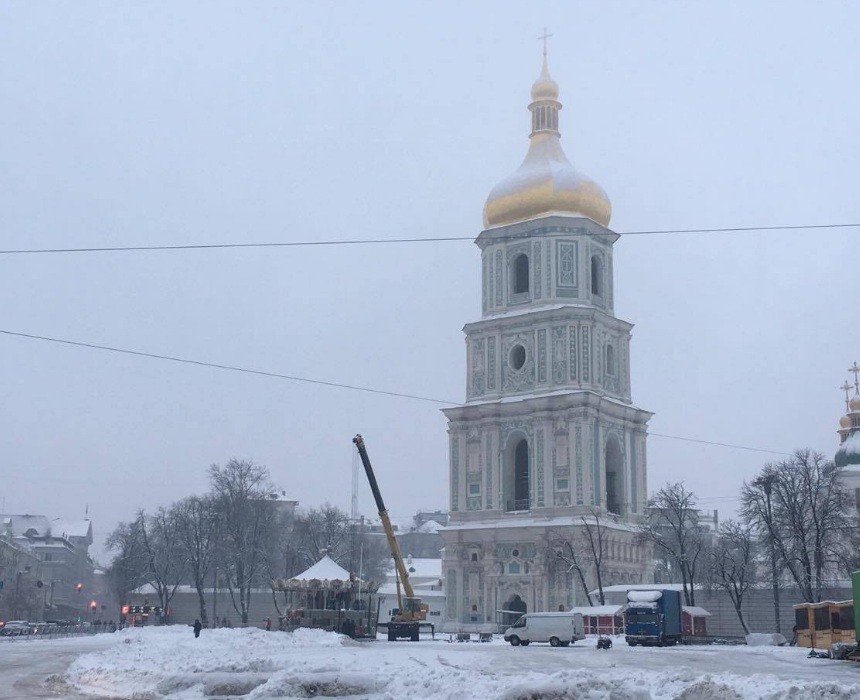 Свято наближається: в центрі Києва розпочали встановлення постаменту для новорічної ялинки