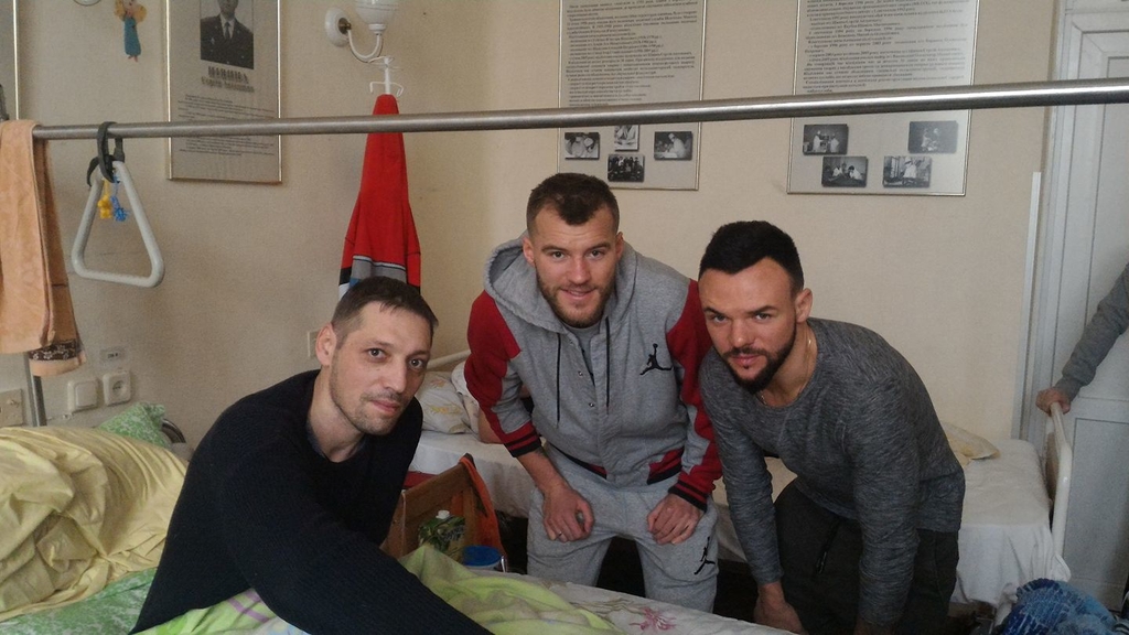 Футболисты "Динамо" навестили в госпитале воинов АТО