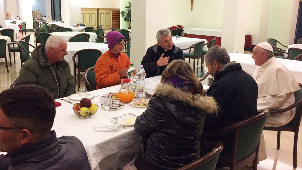 Папа Римский отметил свое 80-летие с бездомными