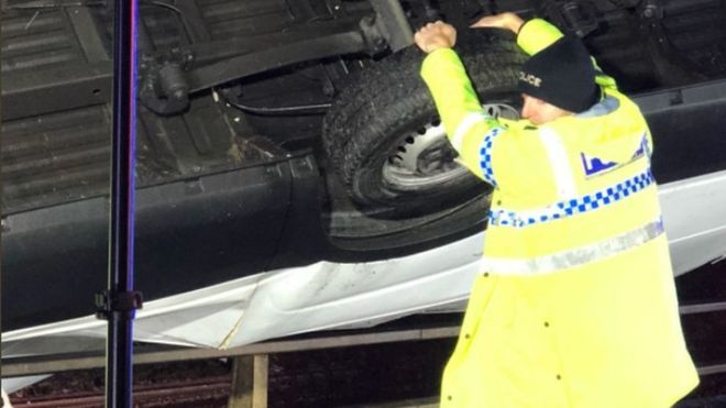 Почти супермен: коп удержал авто от падения с моста