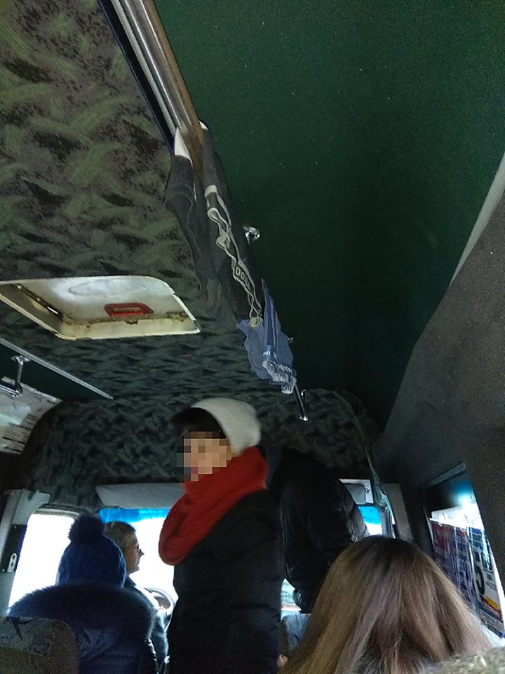Це дно: маршрутник Миколаєва сушить труси прямо в салоні автобуса