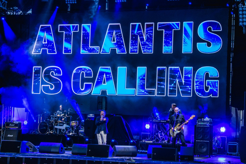 Публика не могла сдержать слез: легендарный певец поженил молодую пару в Одессе (фото)