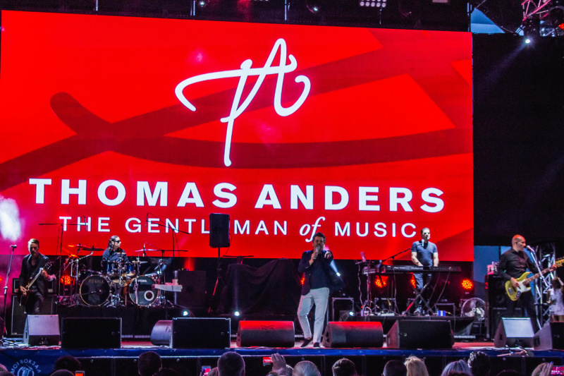 Публика не могла сдержать слез: легендарный певец поженил молодую пару в Одессе (фото)