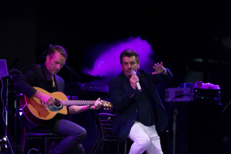 Публика не могла сдержать слез: легендарный певец поженил молодую пару в Одессе (фото)