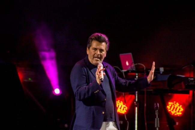 Публика не могла сдержать слез: легендарный певец поженил молодую пару в Одессе (фото)