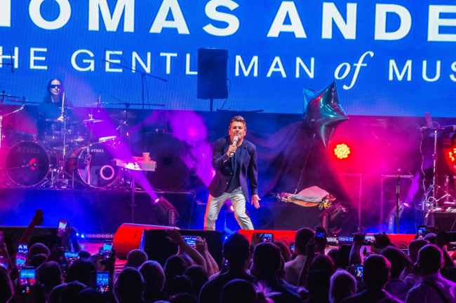 Публика не могла сдержать слез: легендарный певец поженил молодую пару в Одессе (фото)