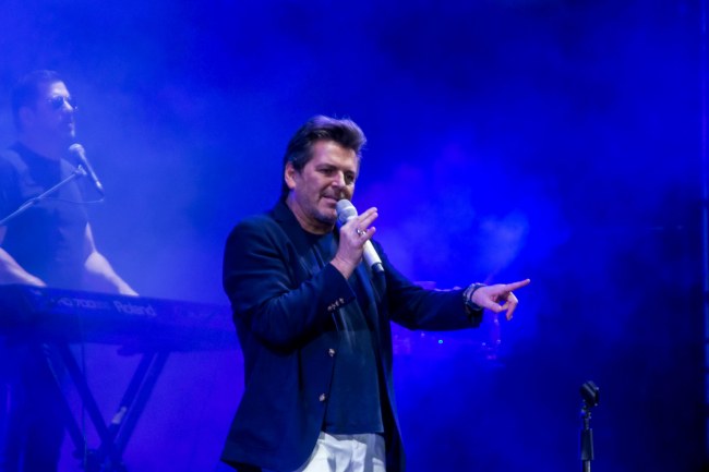 Публика не могла сдержать слез: легендарный певец поженил молодую пару в Одессе (фото)