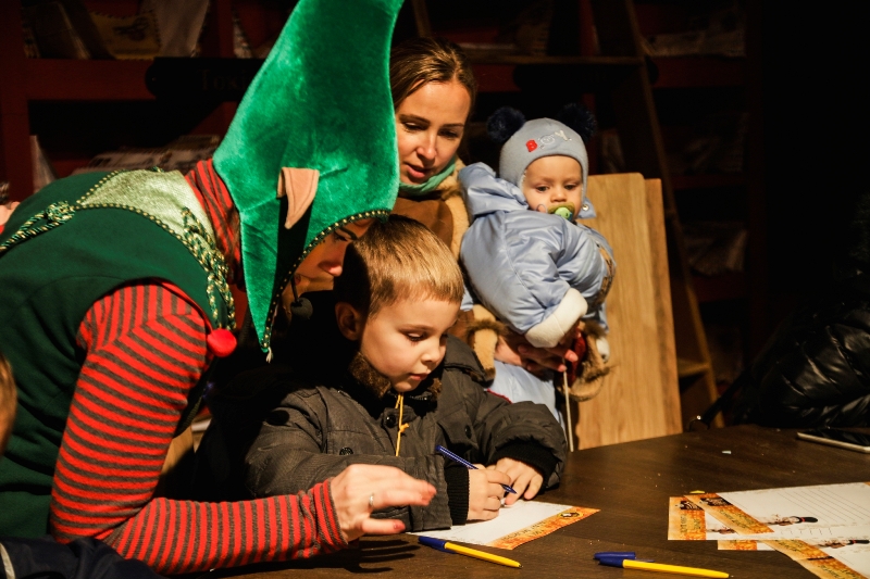 "Я слышал, как папа сказал маме, что лучше всего дарить деньги": что маленькие украинцы просят у Деда Мороза