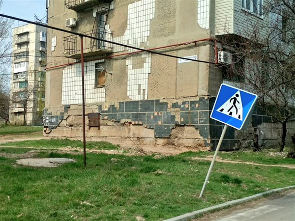 Розруха і рекламні борди: в мережі показали сумні фото окупованої бойовиками Горлівки