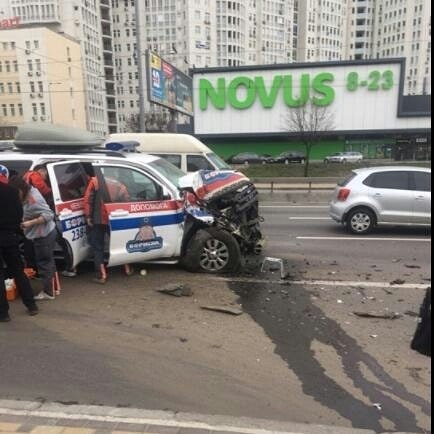 Серьезная авария в Киеве: столкнулись &quot;скорая&quot; и маршрутка (фото)