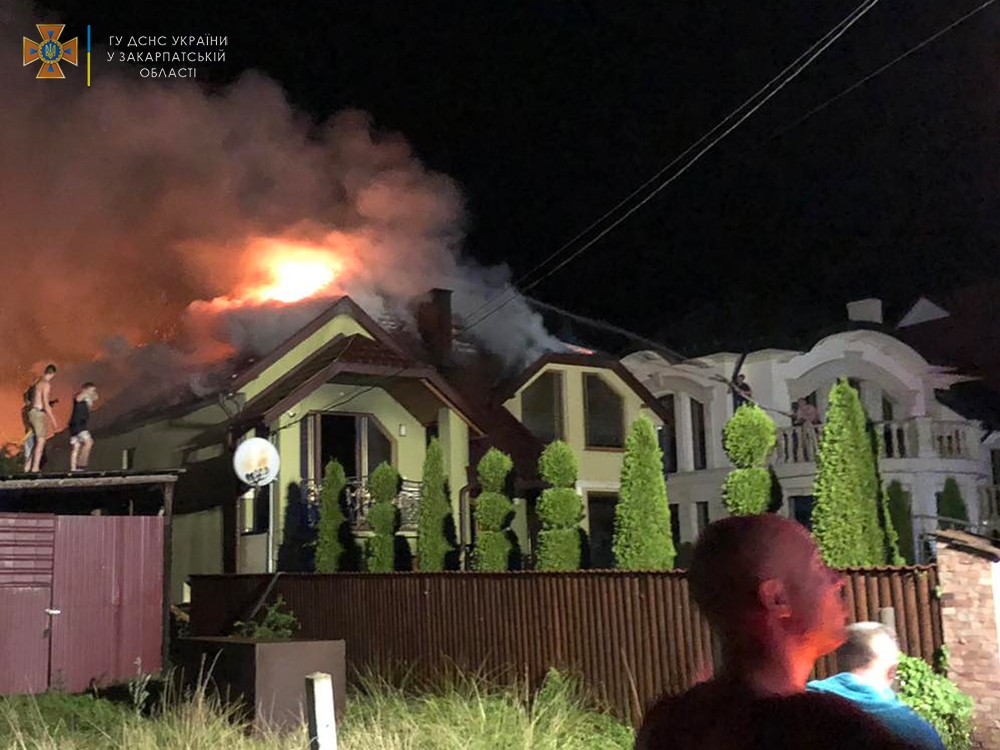 На Закарпатті в будинок влучила блискавка: він спалахнув, як сірник