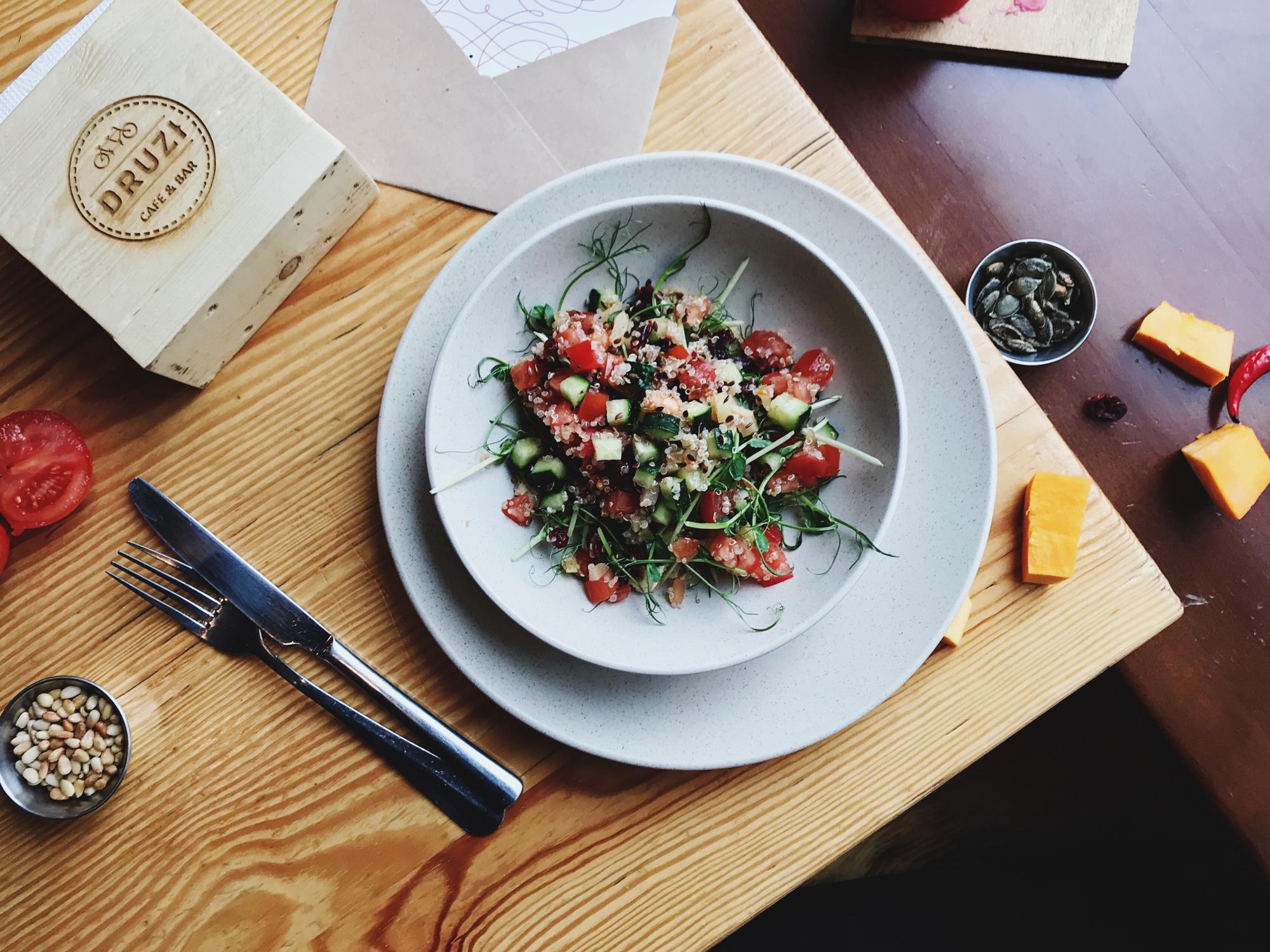 Пісне меню: салат з кіноа, арахісу і томатів від шеф-кухаря
