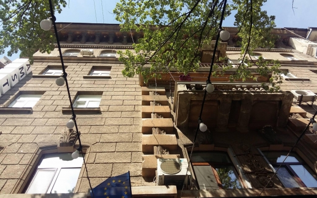 У центрі Одеси на відвідувачів кафе зверху впав чоловік (фото)