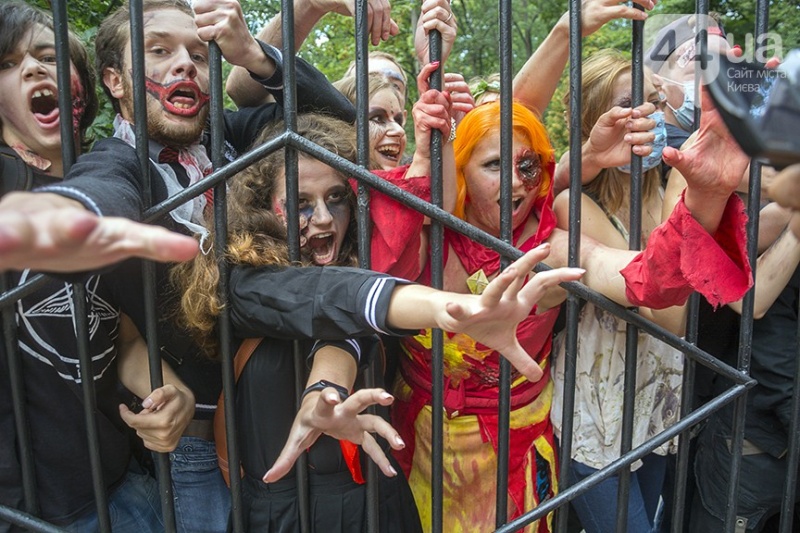 У центрі Києва пройшов страшний зомбі-парад