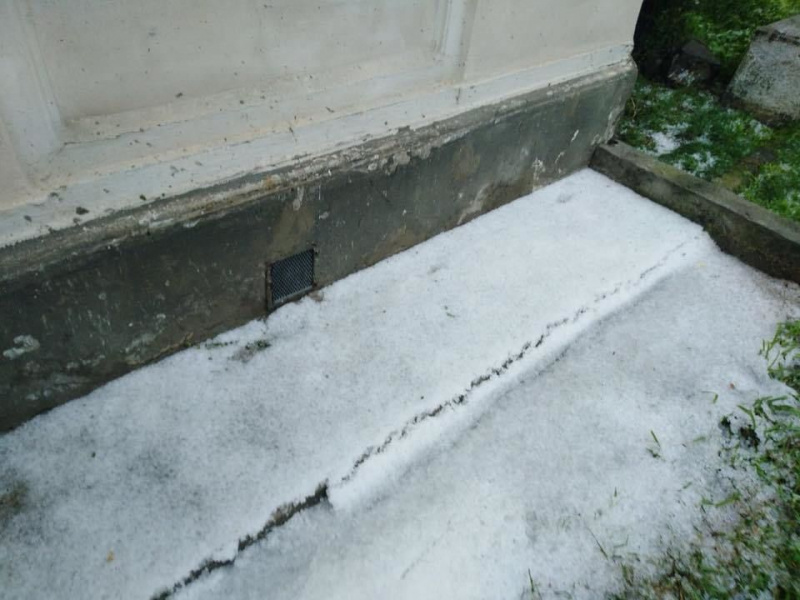 "Размером с вишню": во Львовской области выпал крупный град