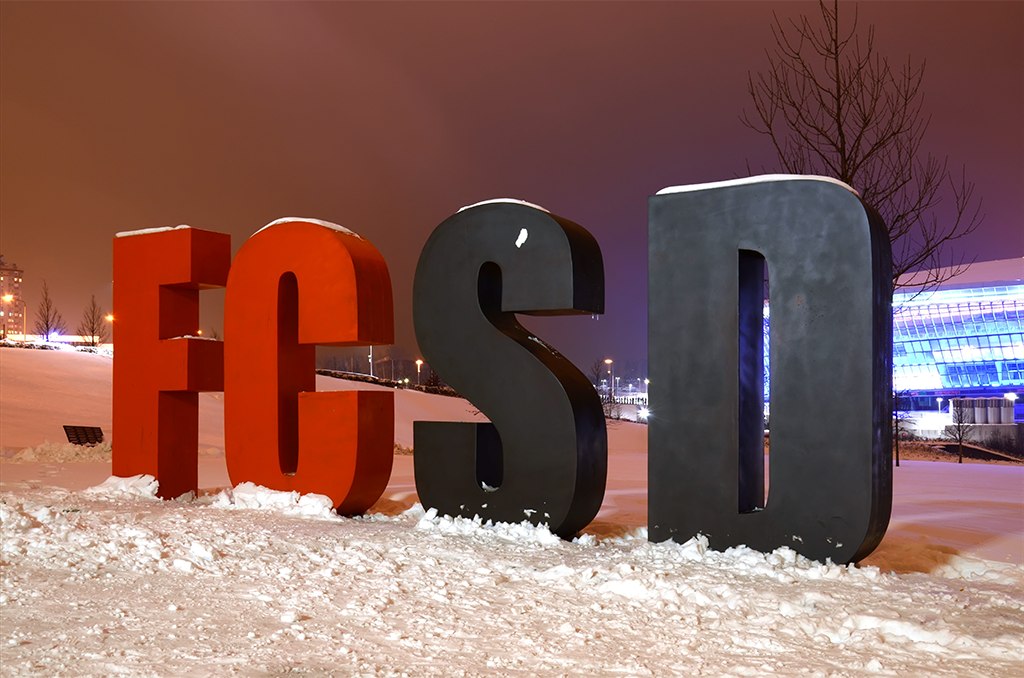 У Донецьку окупанти прибрали один з символів "Донбас Арени" (фото)