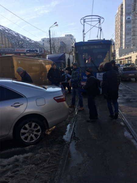 В Одесі пасажири трамвая показали, як боротися з "героями паркування" (фото)