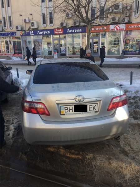 В Одесі пасажири трамвая показали, як боротися з "героями паркування" (фото)