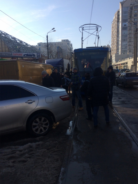 В Одесі пасажири трамвая показали, як боротися з "героями паркування" (фото)