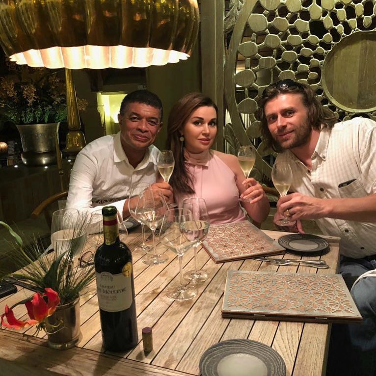 Приховувала від усіх: 47-річна зірка серіалів і фільмів раптово стала мамою