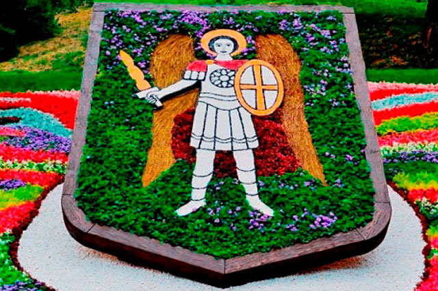 Фото: Клумба с Архангелом Михаилом на День Киева () Архангел Михаил на День Киева