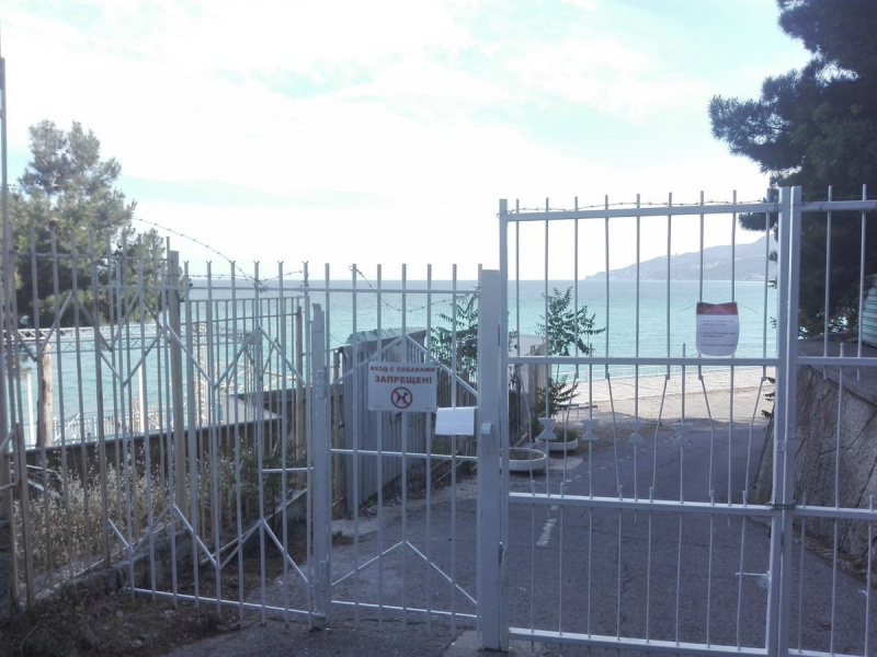 "Закрыли и натянули колючую проволоку": сеть поразил странный пляж в Крыму (фото)