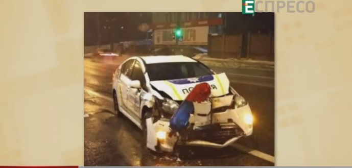 Полицейский &quot;беспредел&quot;: в Киеве патрульные протаранили троллейбус