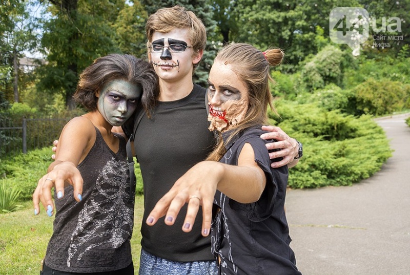 У центрі Києва пройшов страшний зомбі-парад