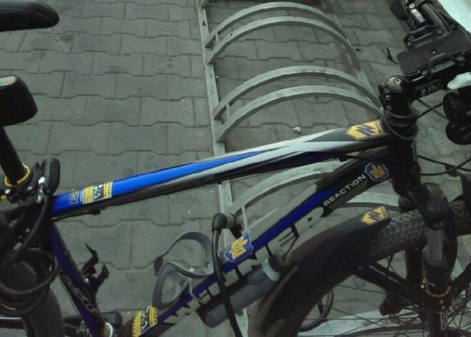 У Криму чоловіка побили за українську символіку на велосипеді