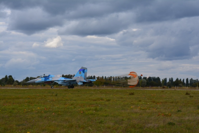 Минобороны показали зрелищные учения украинских авиаторов