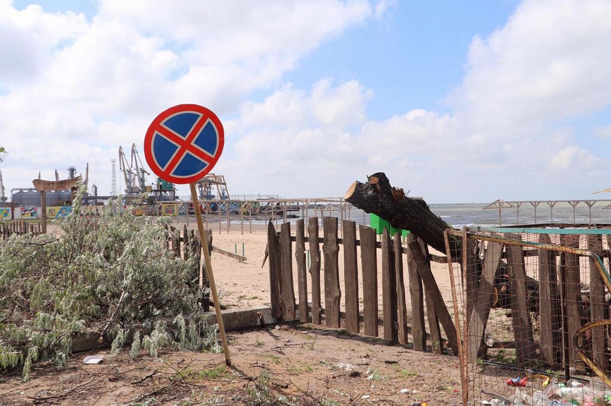 Зносило дахи, падали дерева: наслідки потужного урагану потрапили на камеру