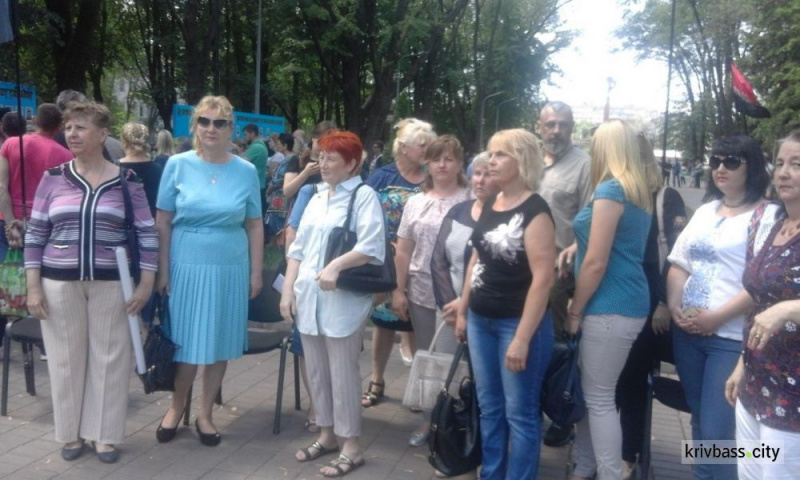 "Стучим во все двери ": мамы пленных бойцов ВСУ устроили митинг (фото, видео)