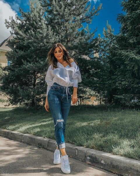 Ани Лорак станет судьей российского вокального телешоу "Голос"