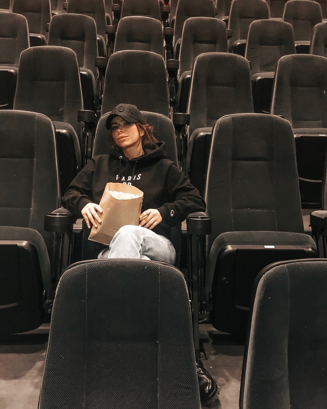 Личная жизнь в темной зоне: психолог расшифровала фотографии Ани Лорак