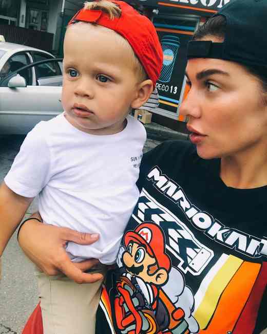 Борьба за дочь: бывший муж Анны Седоковой хотел лишить ее родительских прав