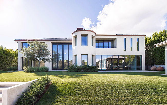 Мало места: украинка продает роскошный особняк Ким Кардашьян и Канье Уэста