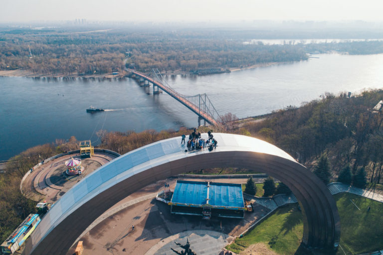 Киевские руферы &quot;захватили&quot; Арку Дружбы народов (впечатляющие фото, видео)