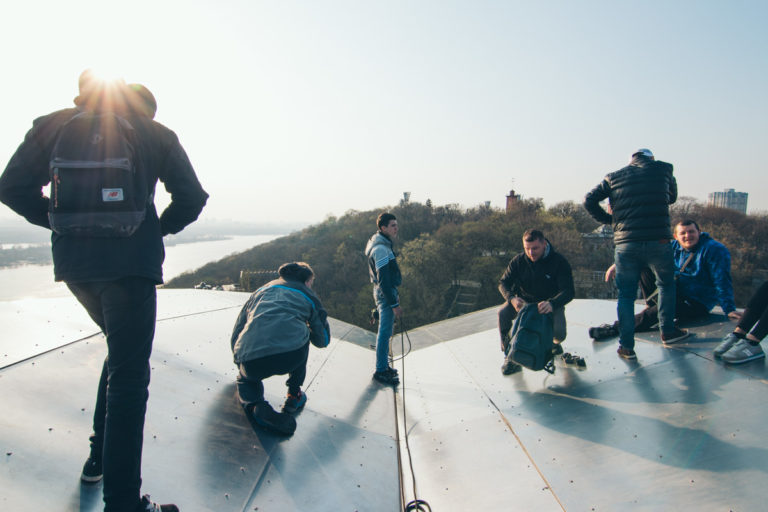 Киевские руферы &quot;захватили&quot; Арку Дружбы народов (впечатляющие фото, видео)